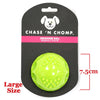 Juguete para perro pelota chirriante verde lima brillante con asa, empaquetado en etiqueta negra.