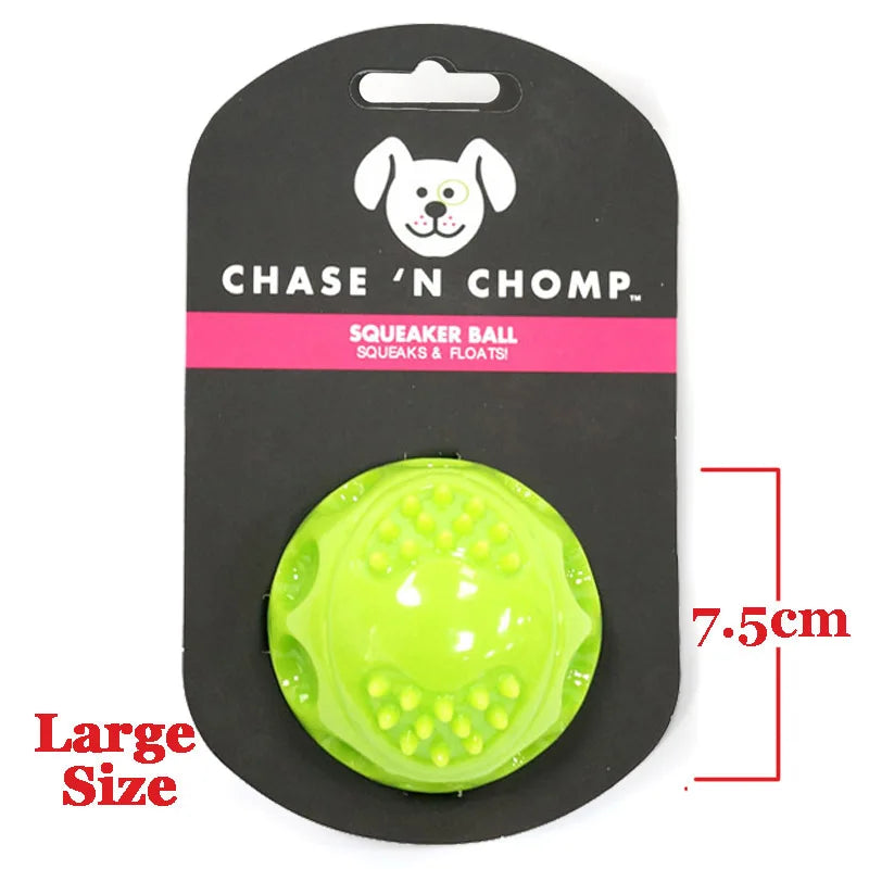 Juguete para perro pelota chirriante verde lima brillante con asa, empaquetado en etiqueta negra.