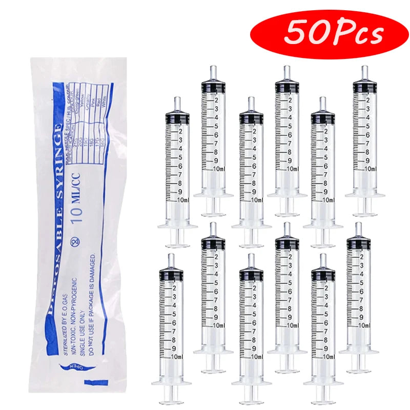 Un paquet de 50 seringues Luer en plastique avec graduations pour la mesure de liquides.
