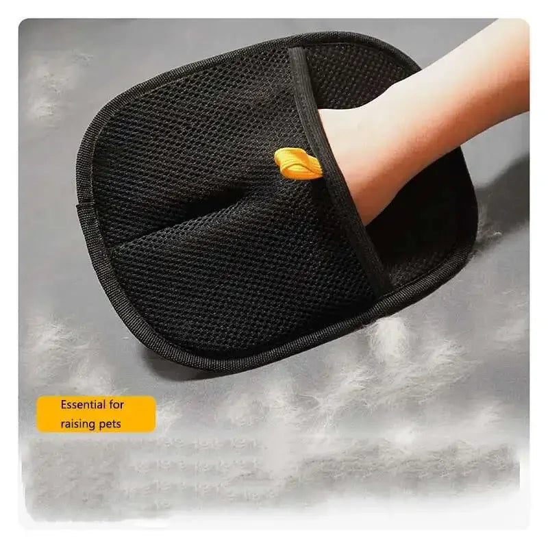 Guantes reutilizables negros para quitar el pelo de mascotas puestos en una mano.
