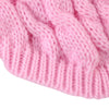 Gros plan d'un pull tricoté rose avec un motif torsades.