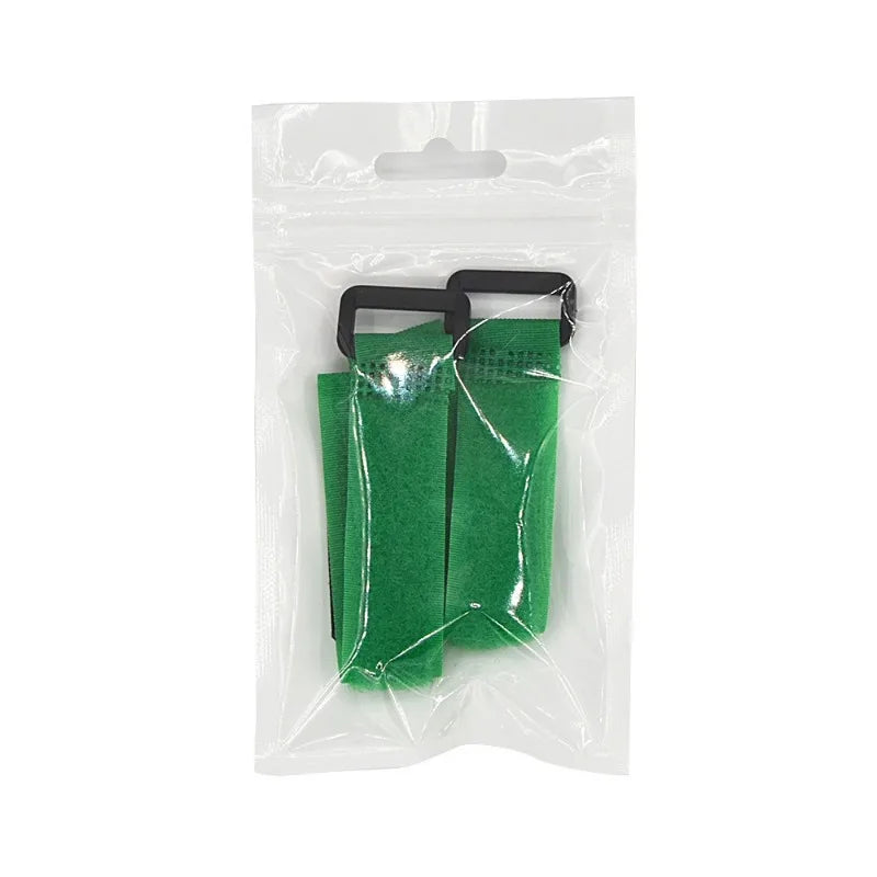 Un par de collares suaves para gallinas de plástico verde, empaquetados en una bolsa transparente.