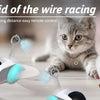 Eine graue Katze interagiert mit einem selbstbewegenden automatischen Katzenspielballgerät.
