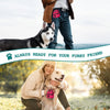 Eine Frau lächelt, während sie einen Golden Retriever hält, mit einem pinken faltbaren Hundekotbeutelspender sichtbar.