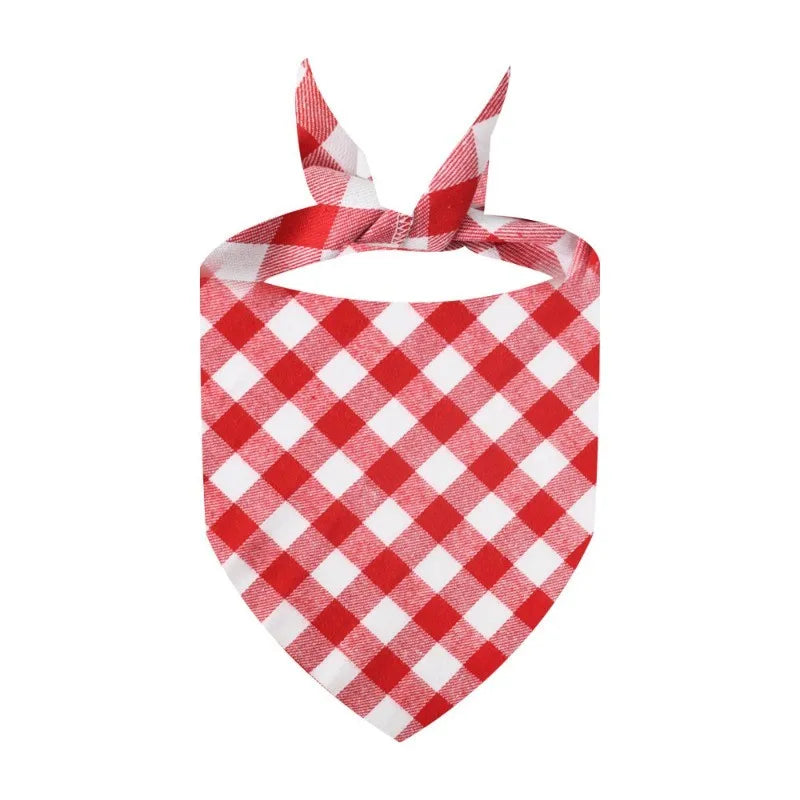 Bandana a cuadros rojo y blanco atada en un lazo