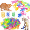 Eine Sammlung farbenfroher interaktiver Katzenfederspielzeuge, darunter ein Kätzchen und eine tabby-Katze, die mit den Federn