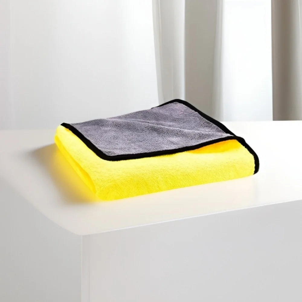 Serviette de bain pour animaux jaune ultra-absorbante avec une bordure grise, présentée sur une surface blanche.