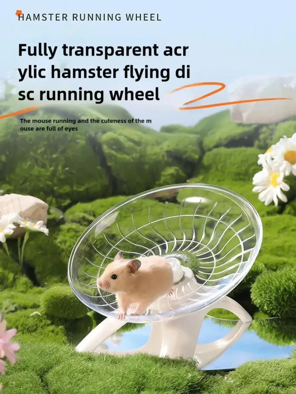 Ein kleiner brauner Hamster rennt in einer klaren, scheibenartigen Laufrolle auf einer grünen moosigen Oberfläche.
