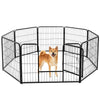 Un corral para perros plegable de metal negro con malla y puerta, mostrando un perro de color dorado dentro.