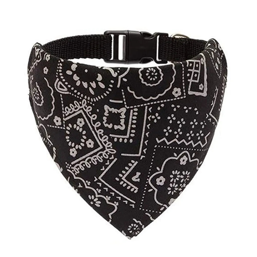 Schwarzes Bandana mit weißen geometrischen und floralen Mustern, befestigt an einem schwarzen verstellbaren Kragenband