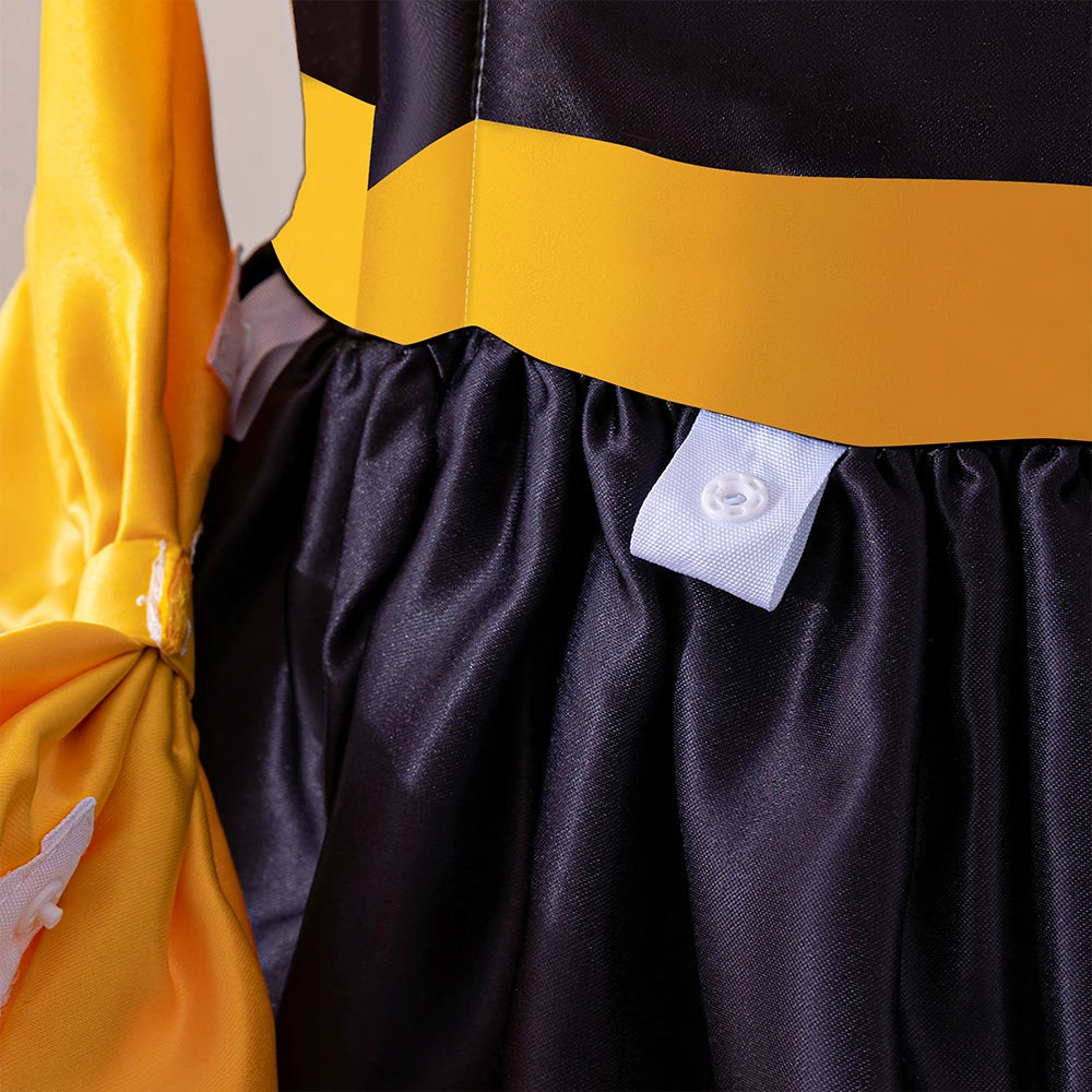 Robe en tulle noir et jaune avec un ruban jaune et des boutons blancs