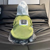 Helles grünes Kapuzenpullover für einen Hund mit einem schwarz-weißen Pfotenabdruck-Patch, beschriftet mit dem Wort Erinnerun