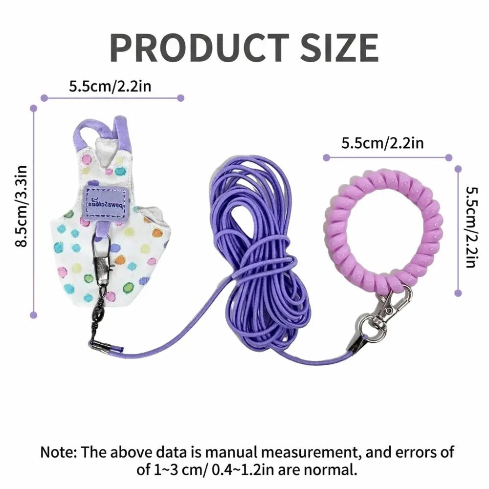 Harnais de vol respirant pour perroquet violet avec lanière et clip métallique, à côté d'une référence de taille.