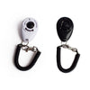 Une paire de clickers d'entraînement pour animaux noirs et blancs avec sangles ajustables à l'en bracelet.