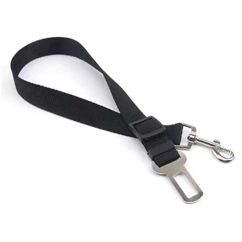 Arnés duradero para coche de perro negro con clip de metal y correa amortiguadora.