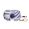 Dispenser para bolsas de excremento de mascota con cremallera, estampado de cebra blanco y gris y enganche de correa dorado.