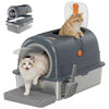 Una caja de arena para gatos de acero inoxidable gris cerrada con un gato dentro y una bandeja de accesorios.