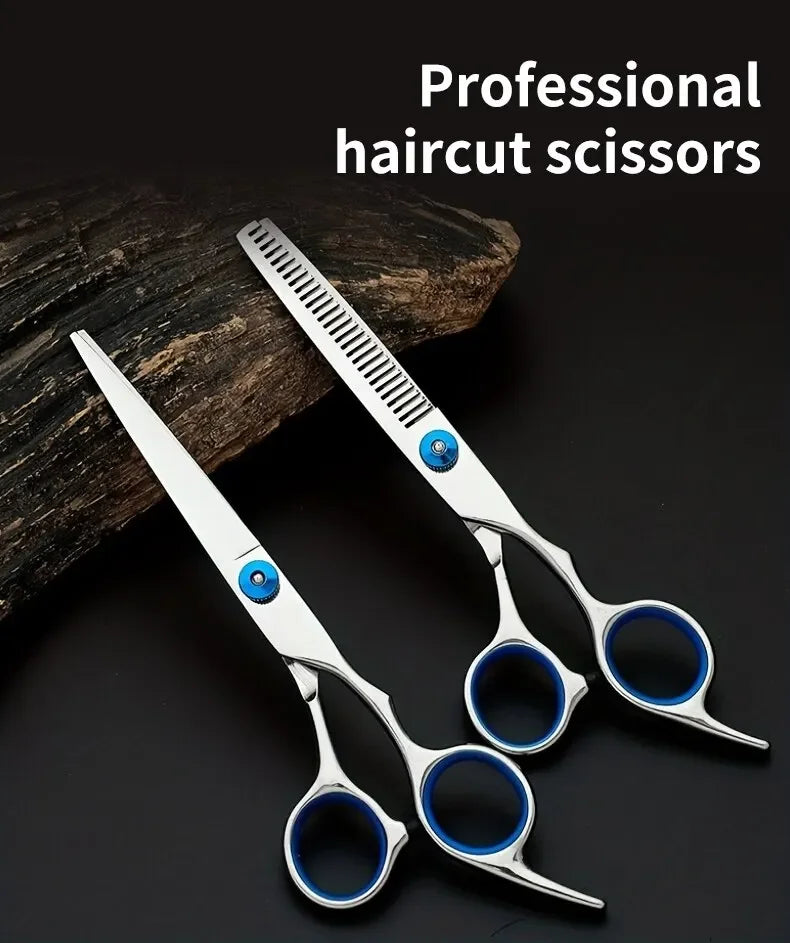Un par de tijeras de peluquería profesionales de acero inoxidable con detalles azules sobre una superficie oscura.