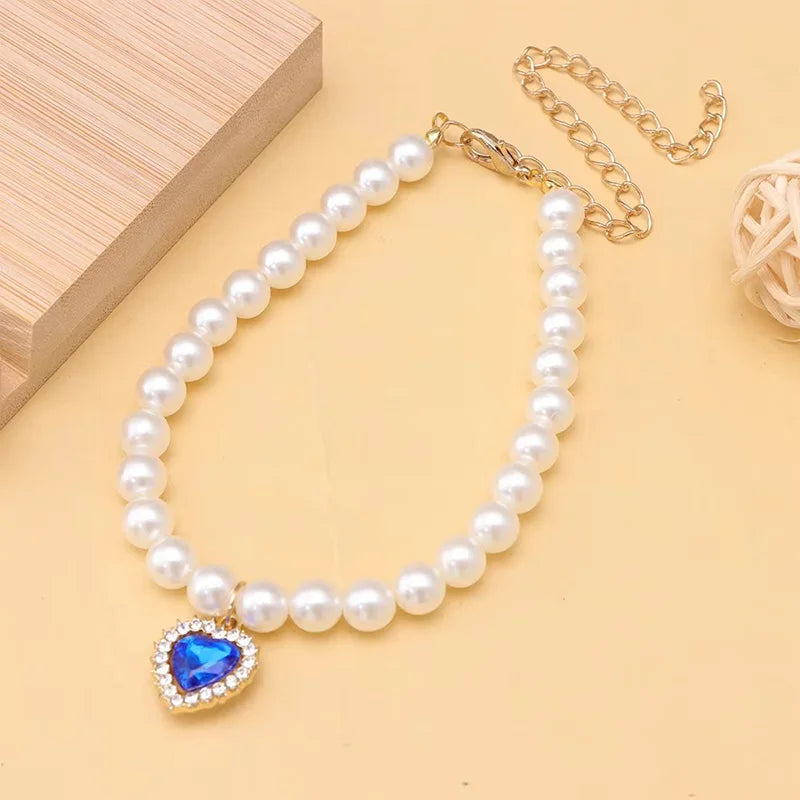 Collier délicat en or avec petites perles blanches et pendentif de pierre bleue pour animaux
