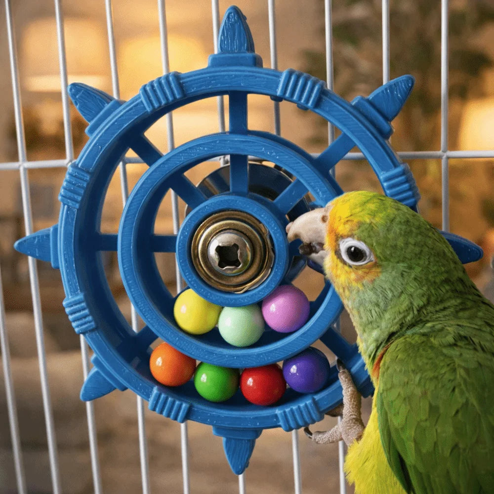 Ein grüner Papagei interagiert mit einem blauen rotierenden Rasseltspielzeug in einem Käfig.