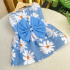 Helles blaues Hundekleid mit weißem Blumenmuster und großer blauer Schleife