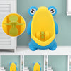 Un entrenador para el entrenamiento de inodoro en forma de rana amarilla y azul para niños, mostrado contra una pared azul cl