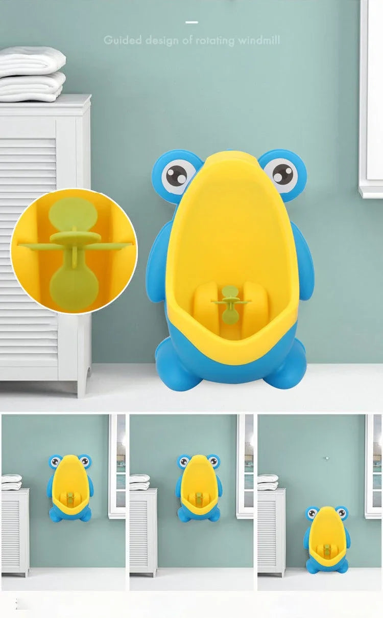 Un entrenador para el entrenamiento de inodoro en forma de rana amarilla y azul para niños, mostrado contra una pared azul cl