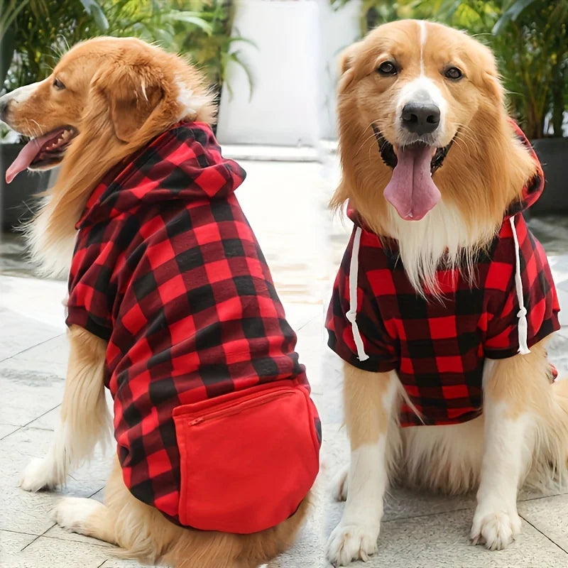Un golden retriever y un beagle vistiendo sudaderas con capucha de forro polar a cuadros rojos.