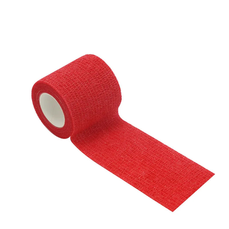 Un rollo de vendas adhesivas rojas para sujetar tatuajes de mascotas.