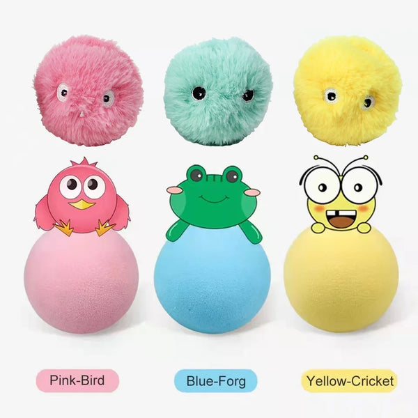 Drei flauschige Spielzeuge: ein rosa Vogel, ein blauer Frosch und eine gelbe Grillen.