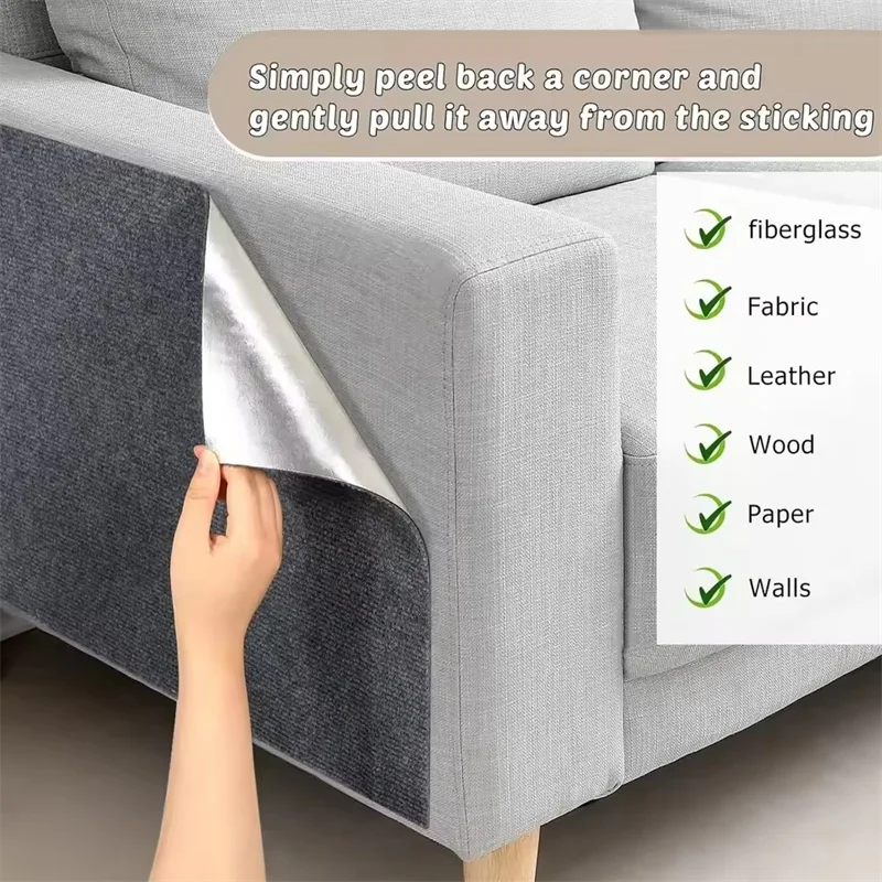 Eine Hand löst eine Ecke eines grauen Stoffteppichs, um ein klebendes Stück zu entfernen und seine selbstklebende Funktion zu