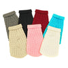 Eine Sammlung warmer Strickkatzenskärs in verschiedenen Farben, darunter grau, schwarz, kastanienrot und hellgelb.