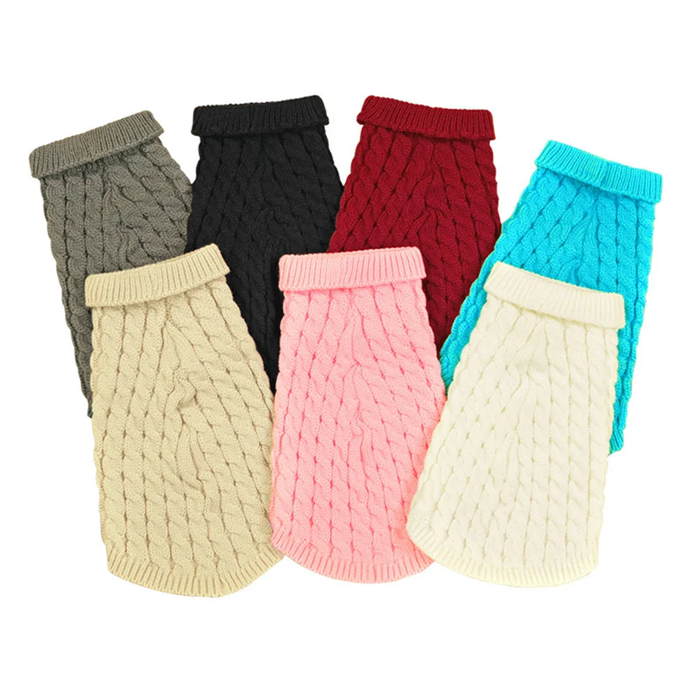 Eine Sammlung warmer Strickkatzenskärs in verschiedenen Farben, darunter grau, schwarz, kastanienrot und hellgelb.