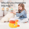 Ein junges Mädchen interagiert mit einem weißen Hund, während eine gelbe Puzzle-Spielzeug-Katzenlecker-Dispenser im Vordergru