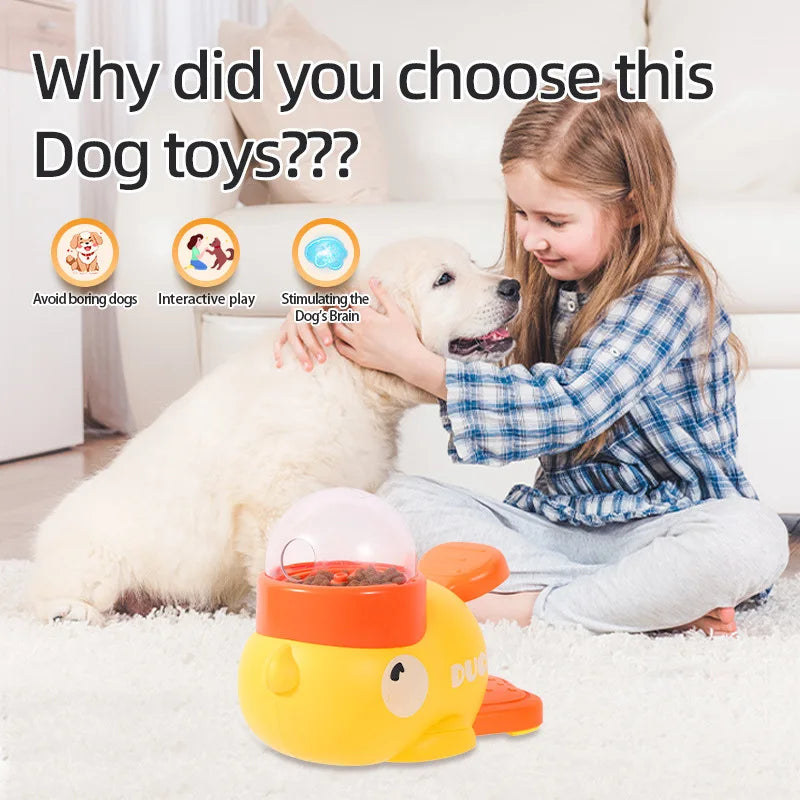 Ein junges Mädchen interagiert mit einem weißen Hund, während eine gelbe Puzzle-Spielzeug-Katzenlecker-Dispenser im Vordergru