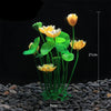 Plantes décoratives aquatiques artificielles avec des fleurs jaunes et oranges sur feuillage vert dans un substrat de gravier