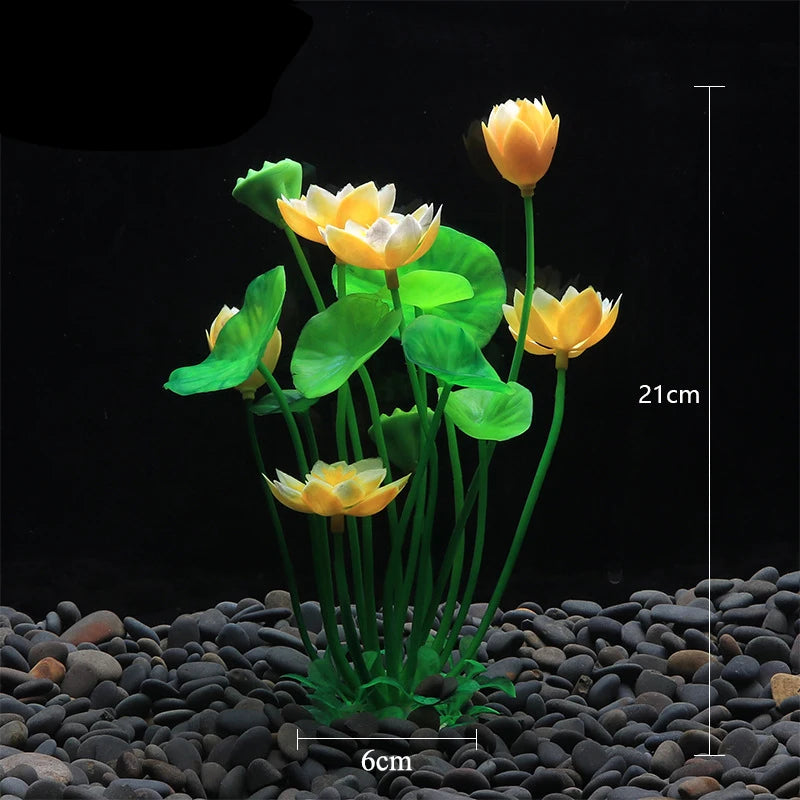 Plantes décoratives aquatiques artificielles avec des fleurs jaunes et oranges sur feuillage vert dans un substrat de gravier