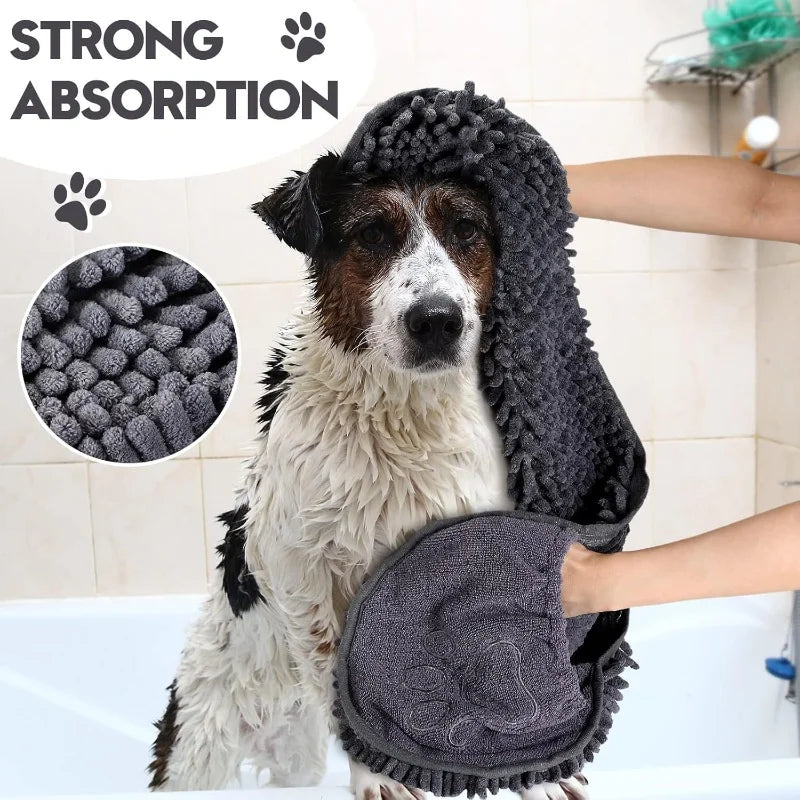 Un chien sèche son pelage avec une serviette absorbante gris foncé dans une baignoire.