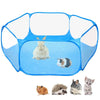 Cage portable bleue pour animaux de compagnie avec clôture en maille, montrant plusieurs petits chats et chiens.