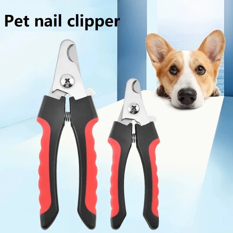 Ein Set strapazierfähiger Nagelscheren für Haustiere in schwarz und rot neben einem Hund.