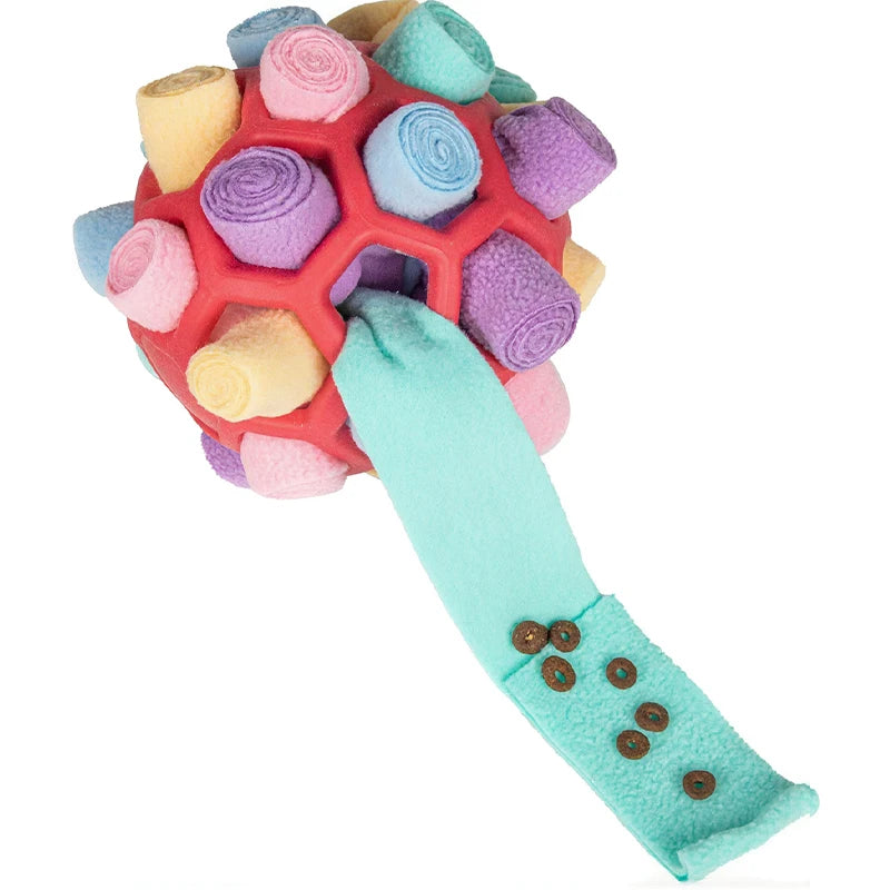 Buntes Fleece-Snuffle-Spielzeug für Hunde in Wabenform mit bunten Stoffbällen.