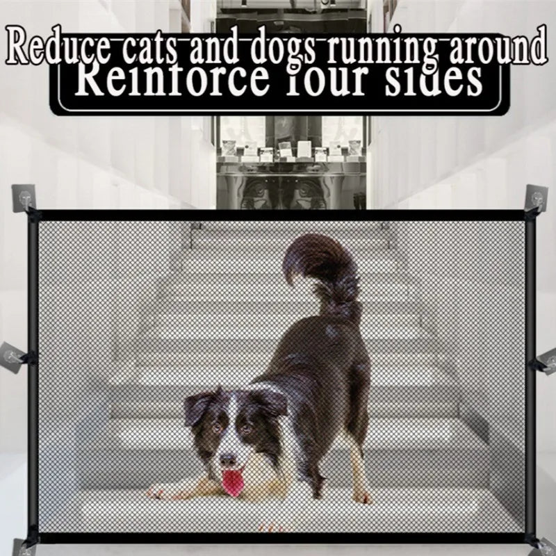 Un chien se tient à l'intérieur d'une grille de sécurité noire conçue pour empêcher les chats et les chiens de courir.