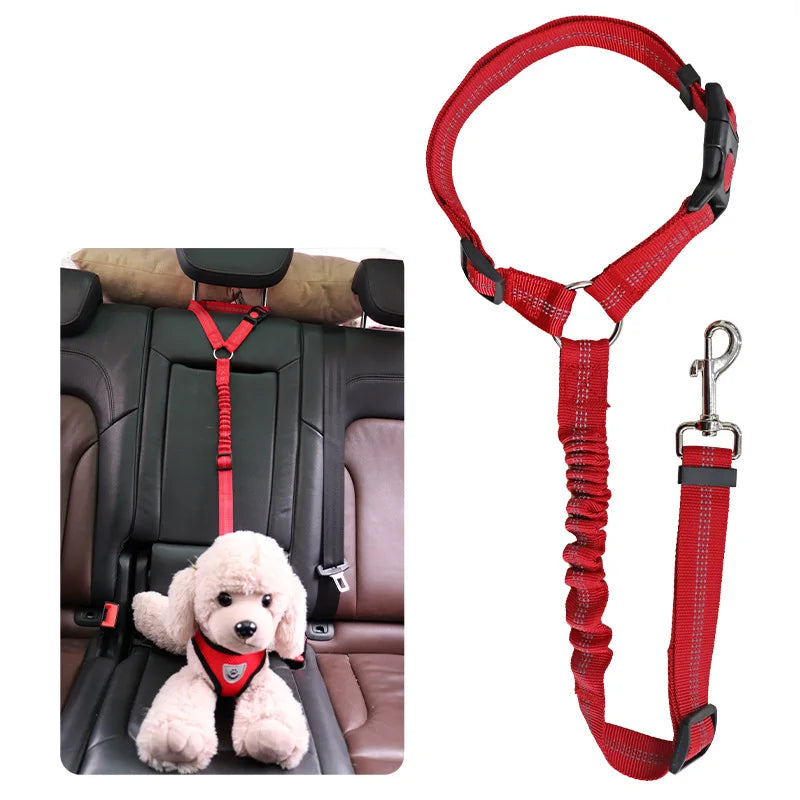 Arnés ajustable rojo para perros y gatitos, mostrado junto a un perro blanco pequeño.