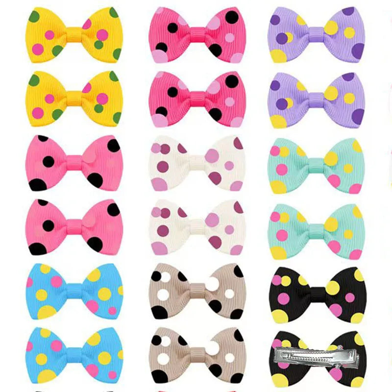 Colección de clips y lazos de pelo colorido para el aseo de perros y gatos, con varios patrones y colores.