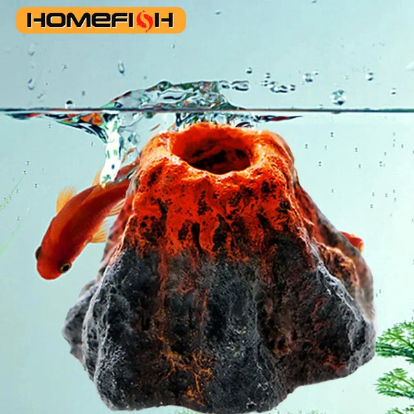 Un poisson orange nage près d'une structure rocheuse sombre et poreuse simulant un paysage d'aquarium volcanique.