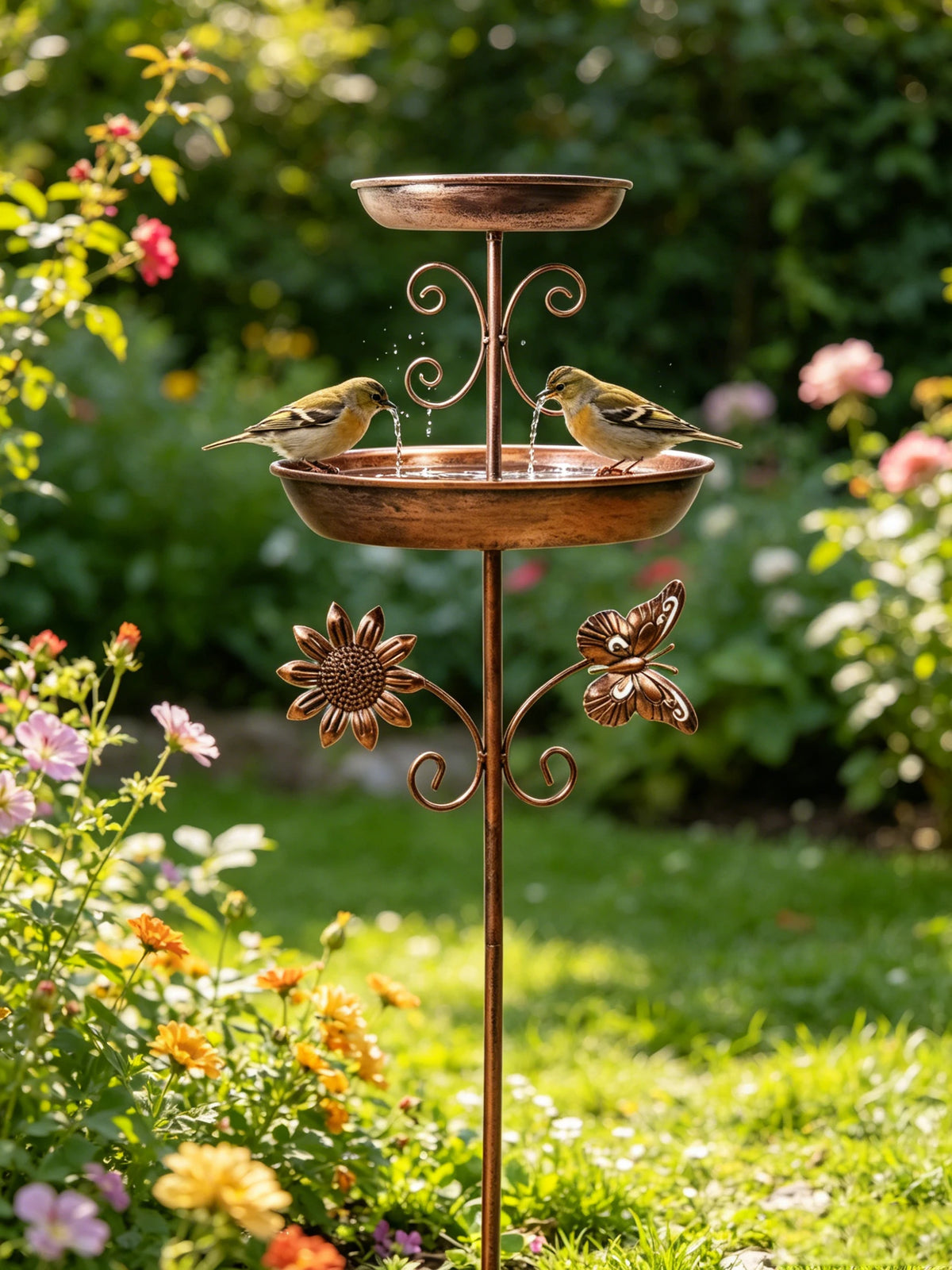 Baño de pájaros de bronce vintage montado en soporte con arabescos decorativos y almohadillas para los pies de los pájaros.