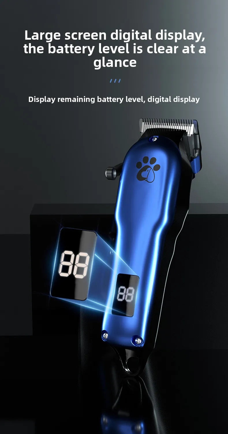 Gros plan d'un coupe-poils sans fil bleu pour animaux affichant le niveau de batterie sur son écran numérique.