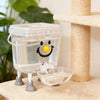 Distributeur d'eau automatique pour animaux en plastique transparent avec un visage souriant, à côté d'une corde de fibre nat