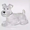Una figura de perro de dibujos animados esculpida, de pelaje blanco y barba gris.
