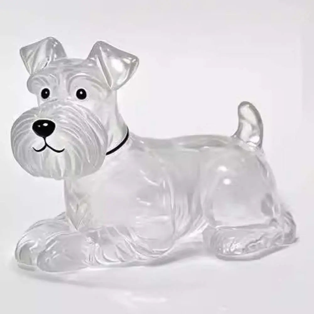 Una figura de perro de dibujos animados esculpida, de pelaje blanco y barba gris.